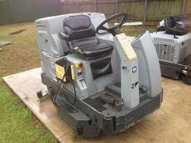 Ride on scrubber BR1100C $3000 neg - picture1' - Click to enlarge
