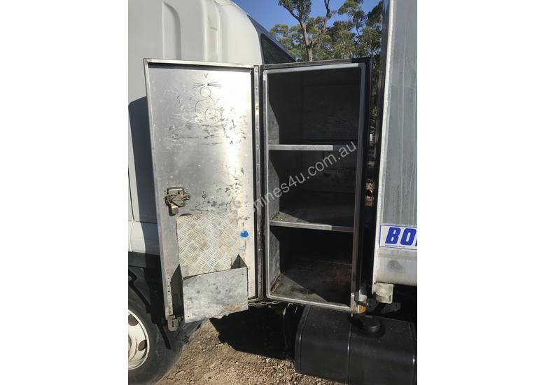 caption Isuzu tipper chipper,Aluminium borcat bin & Toolbox, bullbar, 139 000km, diff locker, towbar, as new