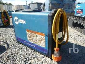 MILLER ELECTRIC MAXSTAR 200DX Welder - picture0' - Click to enlarge