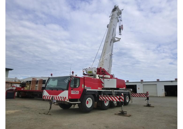 caption 2007 Liebherr LTM1100-5.2 100 Tonne All Terrain Slewing Crane (CC016)