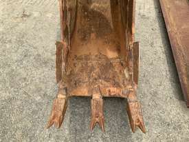 600mm excavator bucket for 15 tonner - picture0' - Click to enlarge