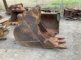600mm excavator bucket for 15 tonner - picture1' - Click to enlarge