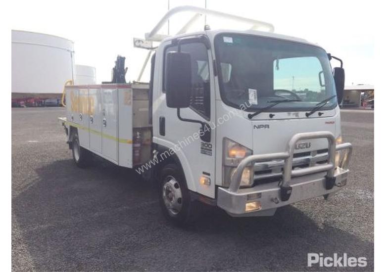 caption 2011 Isuzu NPR 300 MWB Premium