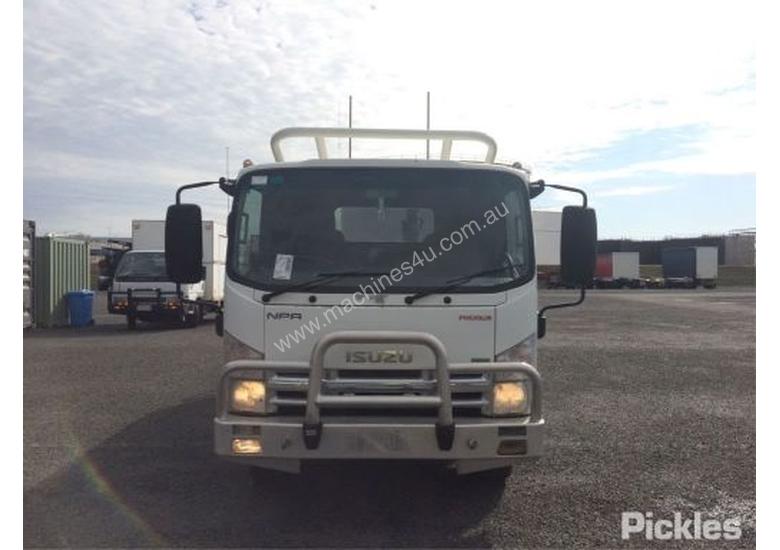 caption 2011 Isuzu NPR 300 MWB Premium