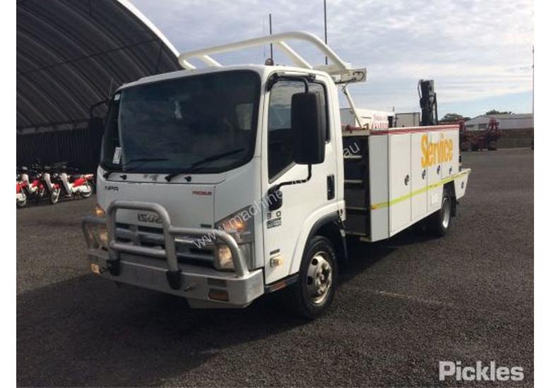 caption 2011 Isuzu NPR 300 MWB Premium