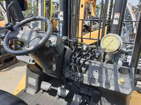 Caterpillar GP50N 5000kg LPG forklift with sideshift and fork positioner - picture0' - Click to enlarge