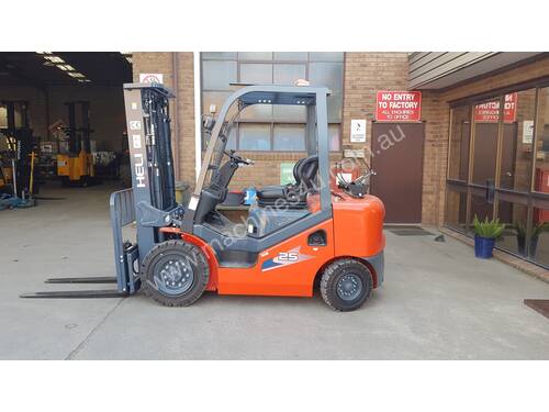 Heli CPQYD25 2500kg Dual Fuel Container Mast Forklift Ex Demo