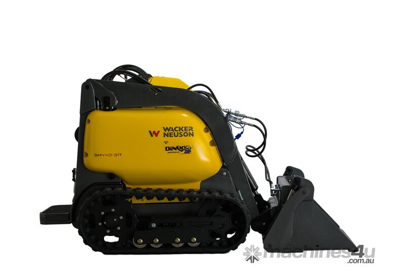 caption New Wacker Neuson Dingo Tracked Mini Loader SM440-31T Diesel, Inc 4-1 Bucket
