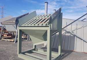 Feed bin with grizzley bars