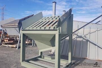 Feed bin with grizzley bars