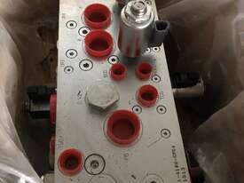 Caterpillar Valve GP 371-4190 793F - picture0' - Click to enlarge