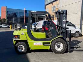 Container mast 4T Forklift for hire $90 + gst a day or $260 + gst per week - picture0' - Click to enlarge