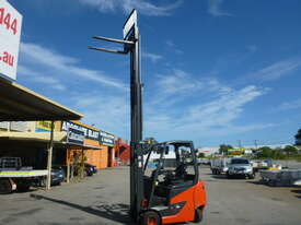 LINDE 2 TON ELECTRIC FORKLIFT/ CONTAINER MAST/ SIDE SHIFT - picture1' - Click to enlarge