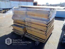 2 X PALLETS COMPRISING OF ASSORTED ROAD SAFETY SIGNS - picture2' - Click to enlarge