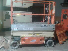 19' Scissor lift electric , 2wd , charger , good batteries , 2013 model , 362 hours - picture0' - Click to enlarge