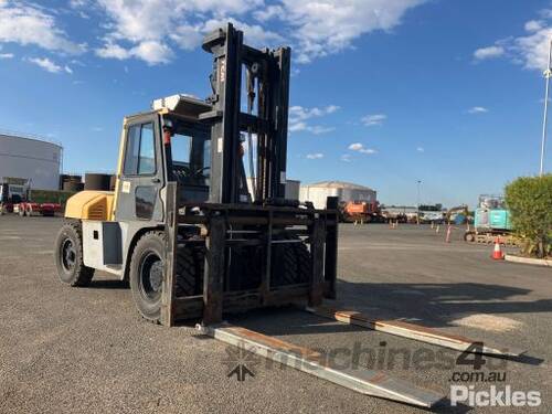 TCM FD100Z8 Forklift