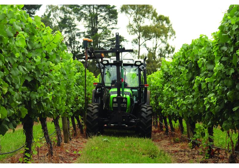 caption DEUTZ FAHR AGROPLUS 420 PROFILINE - F/Linkage & PTO