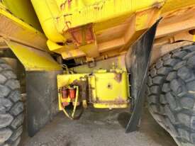 Komatsu HD 325-3 Dump Truck - picture2' - Click to enlarge