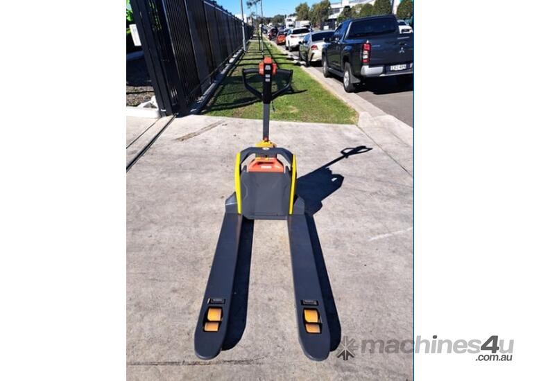 caption XCMG 2T Pallet Fork