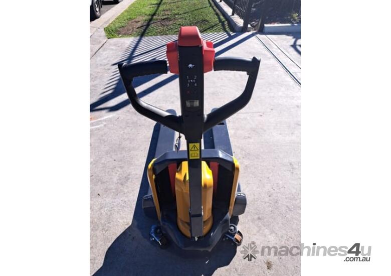 caption XCMG 2T Pallet Fork