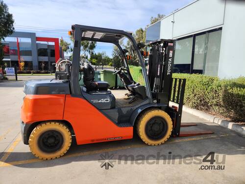 4T Toyota Forklift almost brand new!