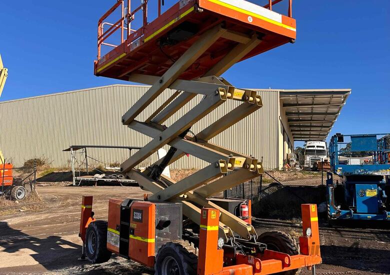 2018 JLG 330LRT Rough Terrain Scissor Lift - 2018 image 4