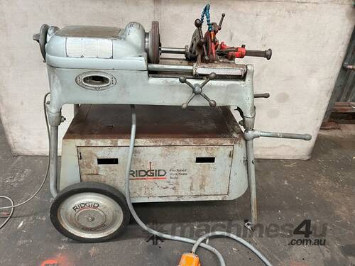 Ridgid 535 Pipe Threader with good selection of dies