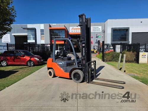 caption Toyota Forklift 2.5T with Tyne Positioners (Unit#:AU338)