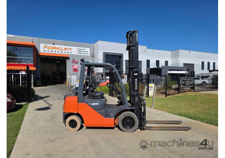caption Toyota Forklift 2.5T with Tyne Positioners (Unit#:AU338)