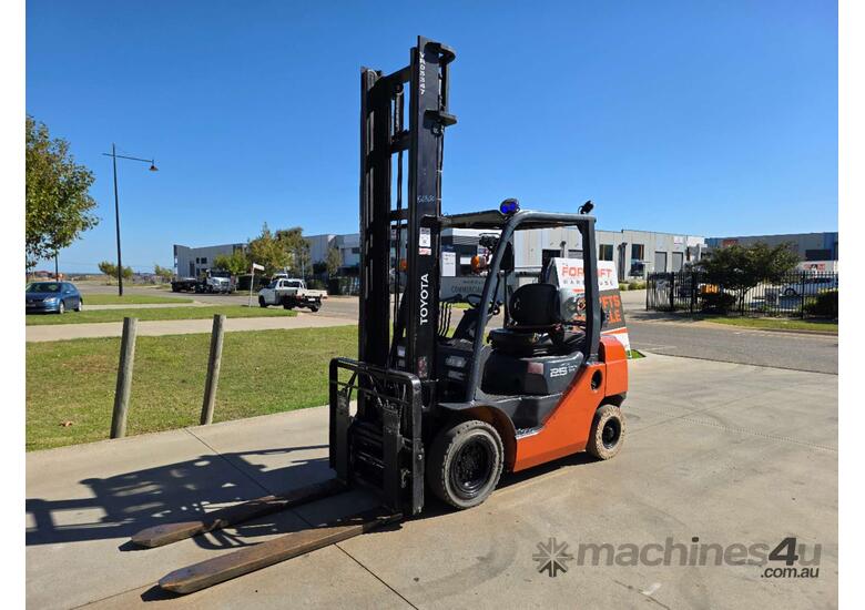 caption Toyota Forklift 2.5T with Tyne Positioners (Unit#:AU338)
