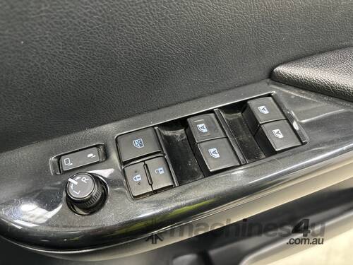 caption 2017 Toyota Hilux SR5 4x4 Dual Cab Utility (Diesel) (Manual)