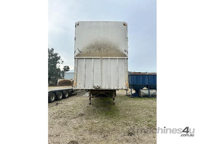 caption SHANKS 2 DECK ALUMINIUM CATTLE CRATE.