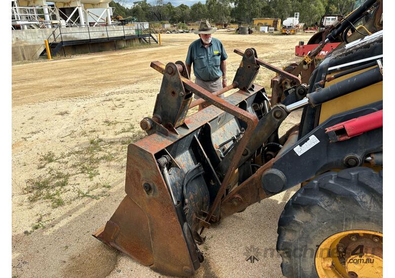 caption 2003 CATERPILLAR 428D BACKHOE