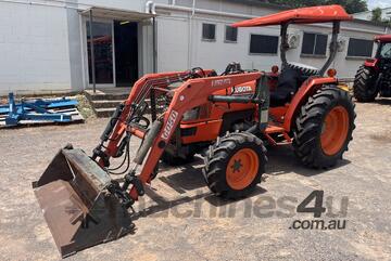 Kubota MX5000 tractor with 4in1 loader