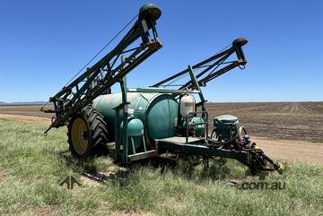 GOLD ACRES 4,000L TRAILING SPRAY RIG.