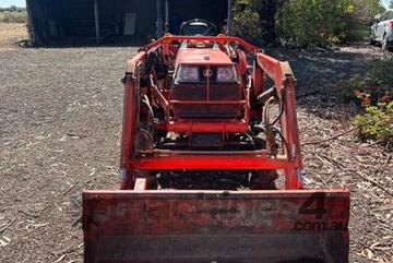 Kubota   B2710 Tractor