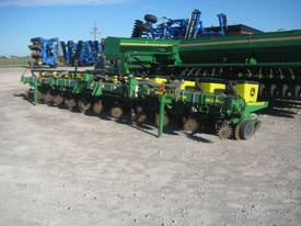 John Deere 1710 Planter - picture0' - Click to enlarge