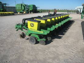 John Deere 1710 Planter - picture0' - Click to enlarge