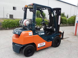 Toyota 32-8FG25 Deluxe Counterbalance forklift - picture1' - Click to enlarge