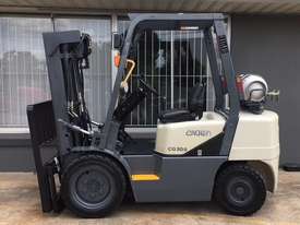 CROWN 3.0T USED LPG CONTAINER ENTRY FORKLIFT - picture0' - Click to enlarge
