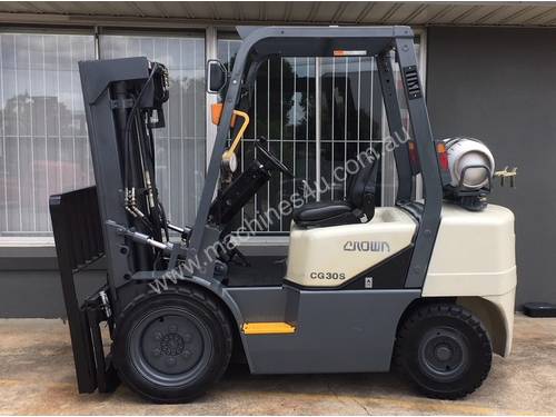 CROWN 3.0T USED LPG CONTAINER ENTRY FORKLIFT