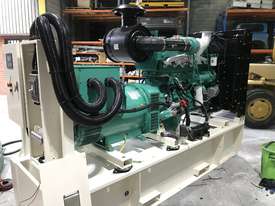 280kW/350kVA 3 Phase Skidmounted Diesel Generator.  Cummins Engine. - picture0' - Click to enlarge