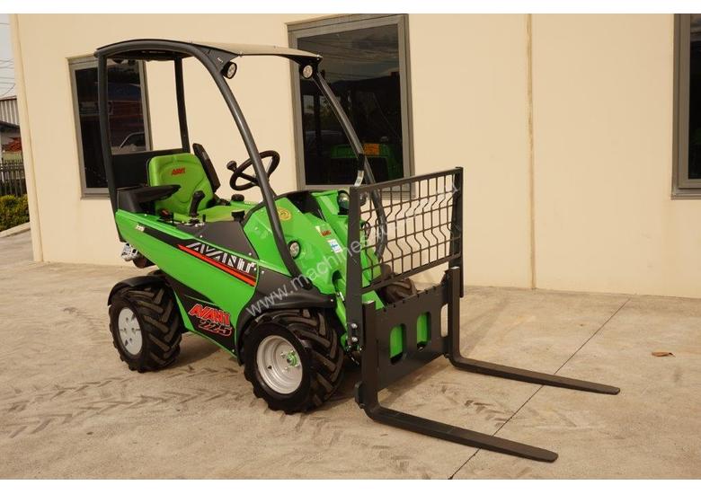 caption Avant 225 Wheel Loader W/ Pallet Forks