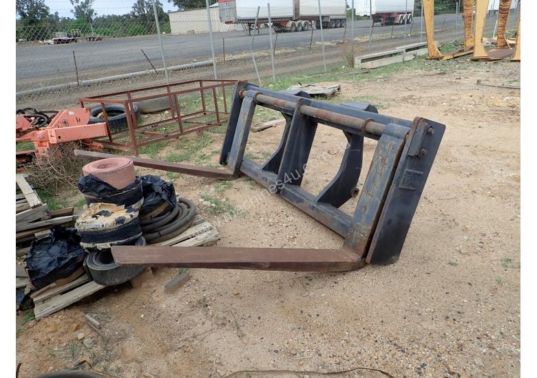 caption Caterpillar IT62 Fork Attachment