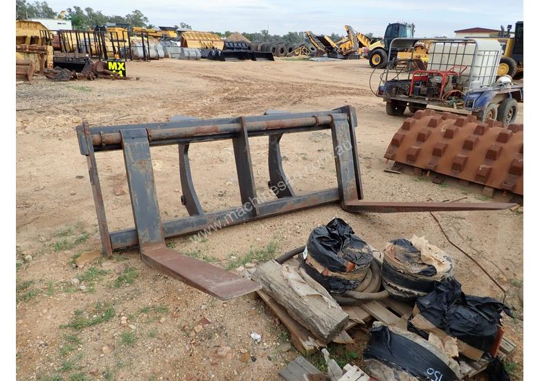 caption Caterpillar IT62 Fork Attachment