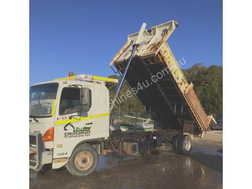 2009 HINO 5 TONNE TIPPER TRUCK