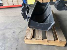1m Tilting Mud Bucket - picture1' - Click to enlarge