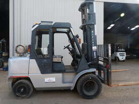 4.5T NISSAN FORKLIFT WIDE CARRIAGE  - picture2' - Click to enlarge