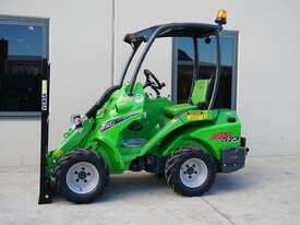 Avant 523 Articulated Compact Loader w Telescopic Boom & Flip Up Forks - picture1' - Click to enlarge