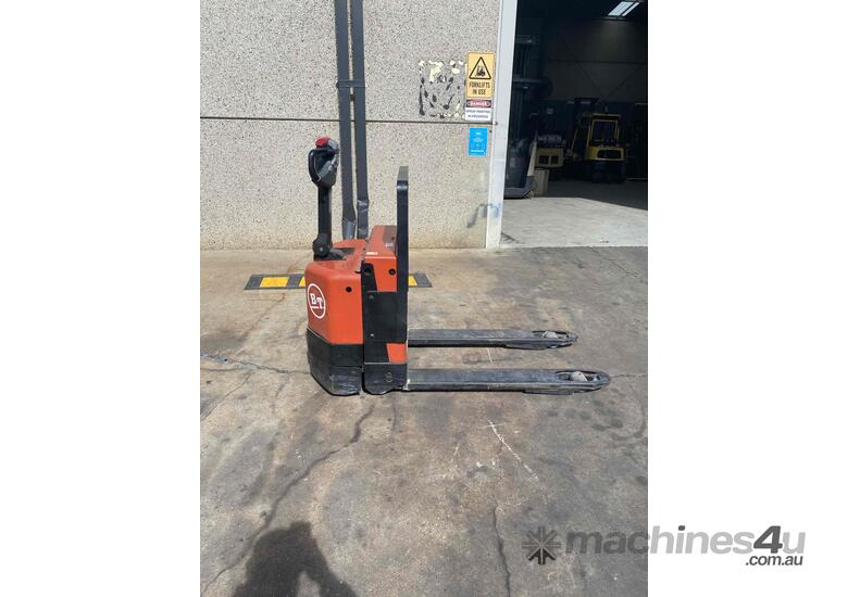 caption Electric Pallet jack - Hire